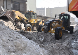 Yüksekova'da kar ve buzla mücadele
