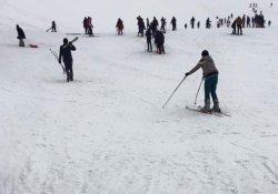 Hakkari'de 2800 rakımda kayak keyfi