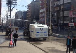 Yüksekova'da polis şehir merkezini boşalttı: 1 yaralı