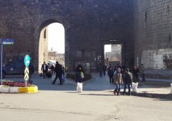 Diyarbakır Valiliği: Sur'da son defa koridor açacağız