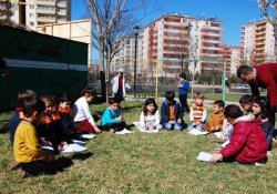 Mahkeme Kürtçe okulu kapattı, öğrenciler bahçede ders başı yaptı