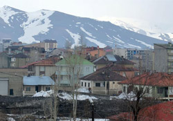 Yüksekova'da evlerinde mahsur kalan 2 vatandaş tahliye edildi