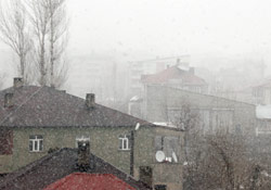Yüksekova'da yasağın ikinci günü: Çatışmasız, Kar yağışlı