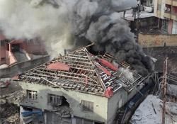 Yüksekova’da havan topu isabet eden evde yangın çıktı