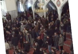 Cemaat, "imam siyaset yapıyor" diyerek camiyi boşalttı