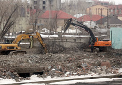 Yüksekova'da kaymakamlığın sosyal tesis binalarında yıkım