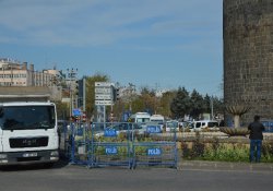 Sur’daki mevzi ve beton bloklar kaldırılıyor