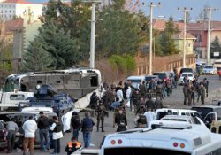 Diyarbakır'da polis aracına bombalı saldırı: 7 polis hayatını kaybetti
