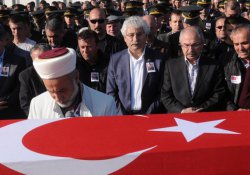 CHP'li vekil, asker cenazesinde saldırıya uğradı