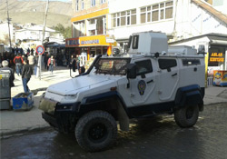 Hakkari'de HDP binasına polis baskını: 3 gözaltı