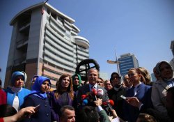 AKP'lilerden CHP önüne siyah çelenk