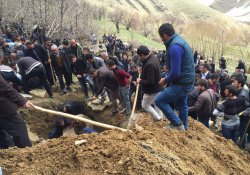Yüksekova Onbaşılar köyünde göçük altında kalan 4 kişi toprağa verildi