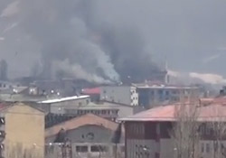 Yüksekova'da yoğun bombardıman sürüyor, ilçede dumanlar yükseliyor