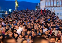 Makedonya'da binlerce kişi meydanlarda