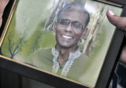 Bangladeş'te bir akademisyen palalarla öldürüldü