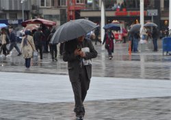 Taksim'de vatandaşlar yağmura hazırlıksız yakalandı