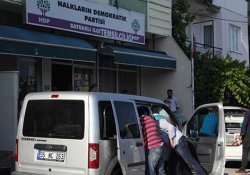 İzmir’de HDP’ye baskın: İlçe eş başkanı gözaltına alındı