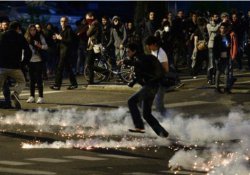 Fransa: Hükümetin zorla geçirme kararı aldığı Çalışma Yasası protesto edildi