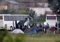 Polis, İdomeni mülteci kampını tahliye ediyor