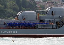 Rus savaş gemisi Boğaz'dan böyle geçti