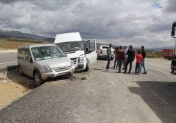 Yüksekova'ya dönüş yolunda kaza: 1 ölü, 14 yaralı