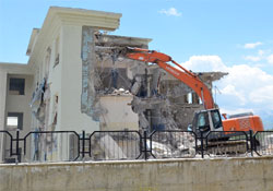 Yüksekova'da acil kamulaştırma kararı alınan okulun yıkımına başlandı