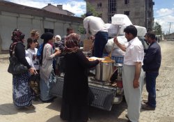 Yüksekova'da vatandaşlara sıcak yemek hizmeti