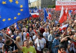 Polonya'da binlerce kişi hükümeti protesto etti