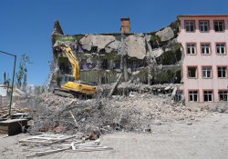 Yüksekova'da o okulun da yıkımına başlandı
