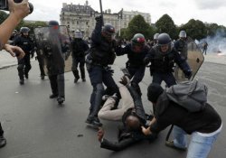 Fransa'da çalışma yasası karşıtı göstericiler ile polis arasında çatışma