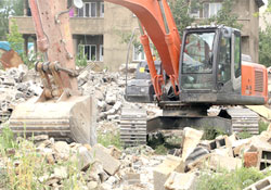 Yüksekova'da yıkım çalışmaları başladı