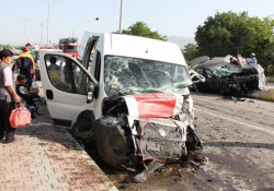 Erzincan'da minibüs ile otomobil çarpıştı: 26 yaralı