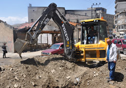 Yüksekova'da su hatları onarılmaya devam ediliyor
