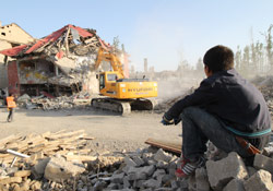 Yüksekova'da başlatılan yıkım çalışmaları devam ediyor