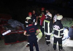 Park halindeki TIR'a çarpan otomobil parçalandı: 4 ölü 1 yaralı