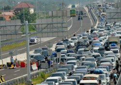 Endonezya'da 12 kişi tıkanan trafikte beklerken öldü