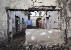 Evleri yıkıldığı için dışarda kalan Yüksekovalı Ürek ailesi yardım eli bekliyor