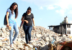 Yüksekova: 2 kız kardeş yıkılan evlerinin enkazında hatıra aradı