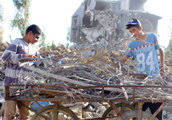 Yüksekova’da yıkılan evlerin enkazları ekmek kapısı oldu