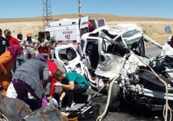 Hafif ticari araç TIR’a çarptı: 4 ölü