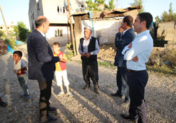 Akdoğan ve Kozay'dan Yüksekova'da ev ziyaretleri