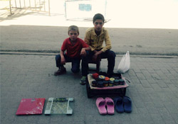 Yüksekova'da boyacılık yapan küçük çocuk: Okuyup öğretmen olmak istiyorum