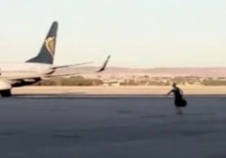 Uçak yakalamak için apronda koşan yolcuya gözaltı