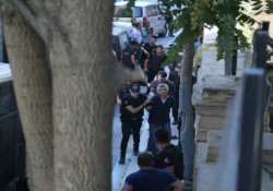 Gözaltına alınan gazetecilerin gözaltı süresi uzatıldı