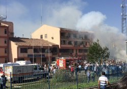 Elazığ'da Emniyet Müdürlüğü'ne bombalı saldırı: 3 polis hayatını kaybetti