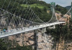 Dünyanın en yüksek cam köprüsü açıldı