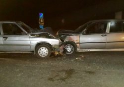 İki otomobil kafa kafaya çarpıştı: 7 yaralı