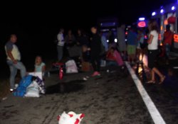 Turistleri taşıyan otobüs kamyona çarptı: 1 ölü 38 yaralı