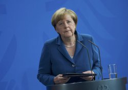 FT: Merkel yenilmezlik havasını kaybetti