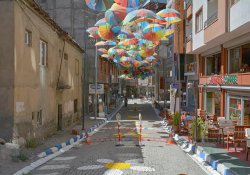 Hakkari’nin şemsiyeli sokağı boyanıyor